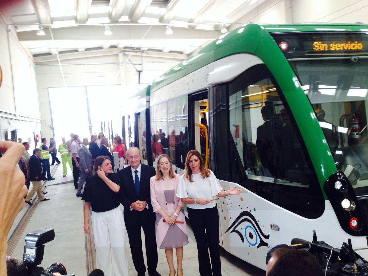 Cortés, De la Torre, Pastor y Díaz junto a un vagón.