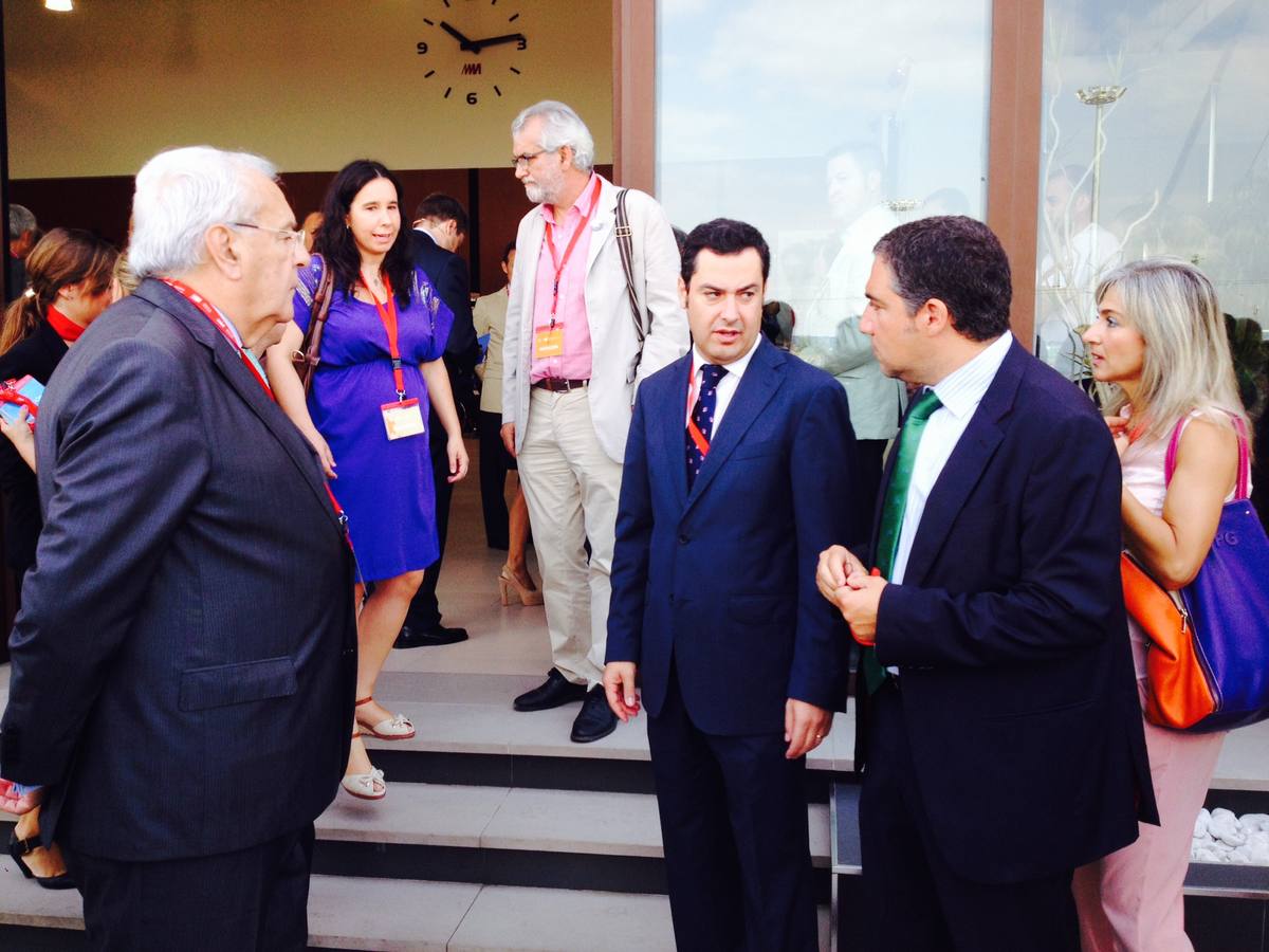 Moreno Bonilla, junto a Elías Bendodo.