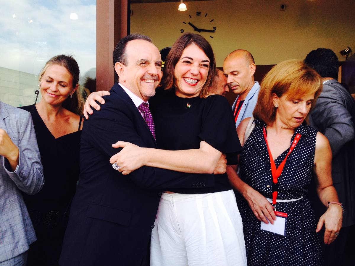 Rafael Rodríguez se funde en un abrazo con Elena Cortés.