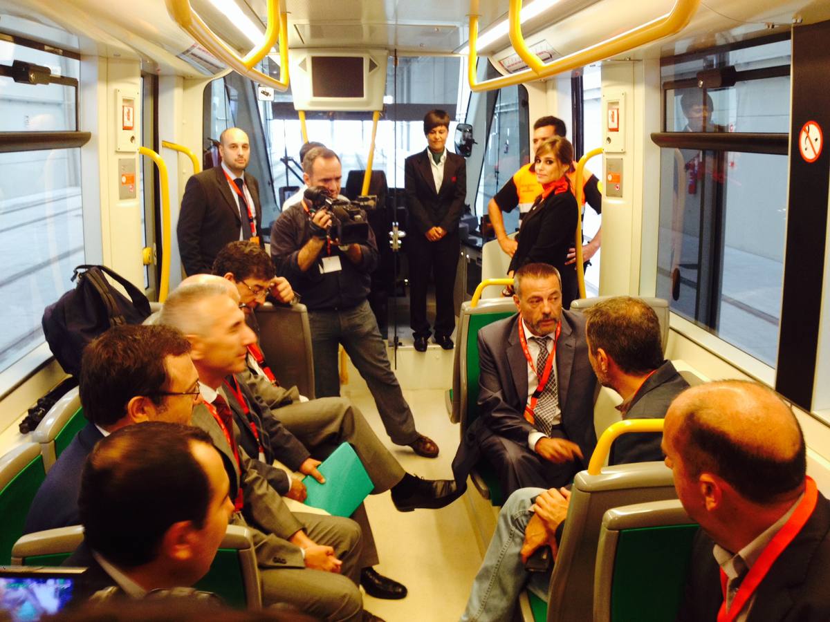 Autoridades en el interior de un vagón.