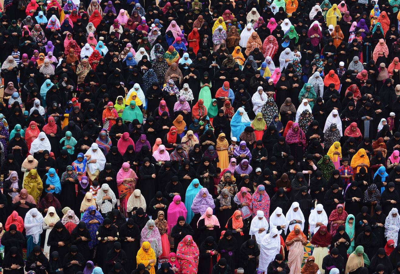 Indios musulmanes rezan durante la celebración del festival Eid al-Fitr en Chennai