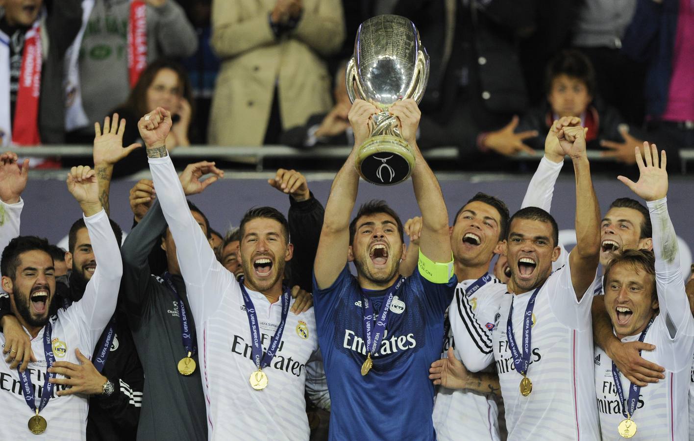 Los jugadores del Real Madrid festejan su triunfo ante el Sevilla.