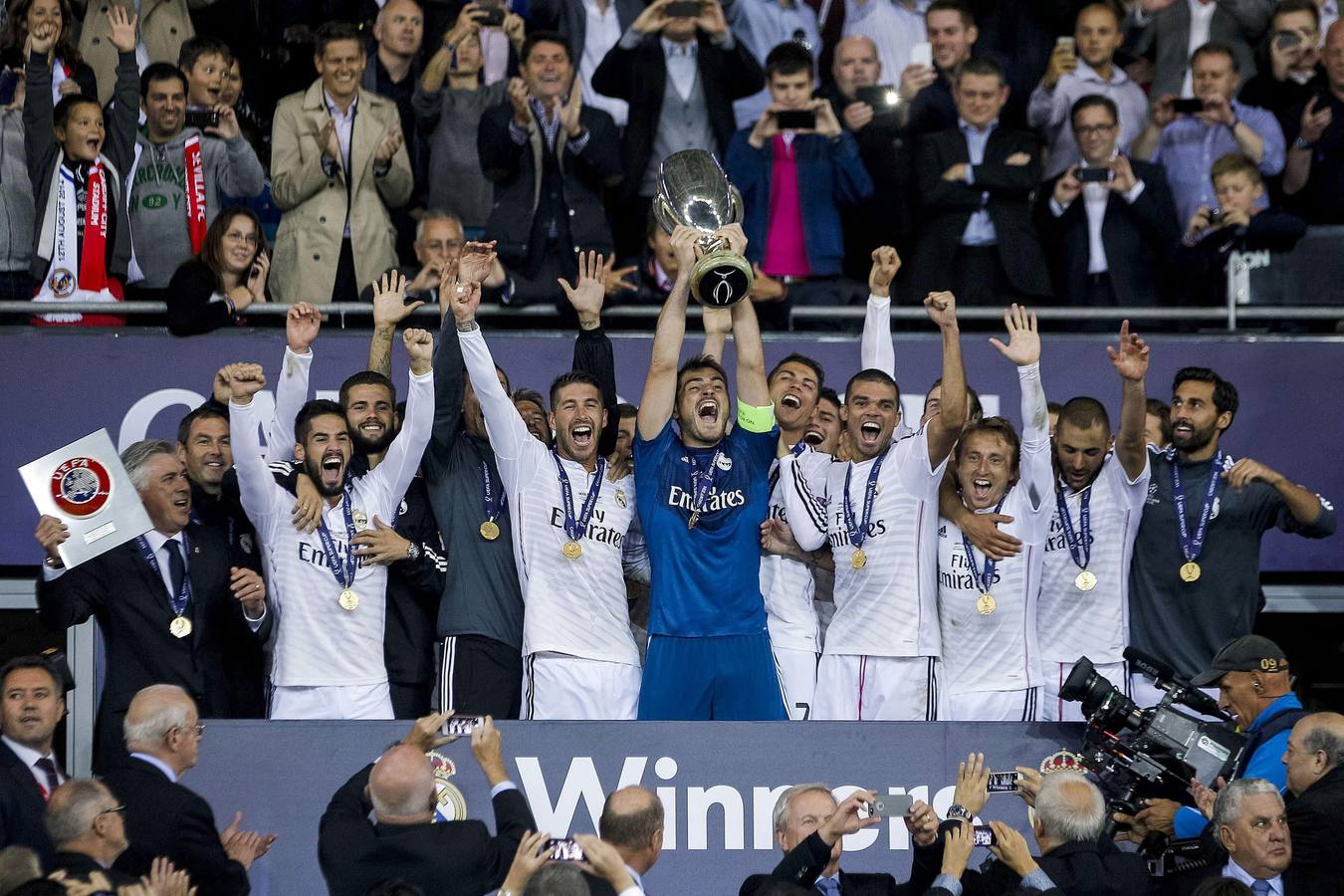 Casillas levanta la copa junto a sus compañeros.