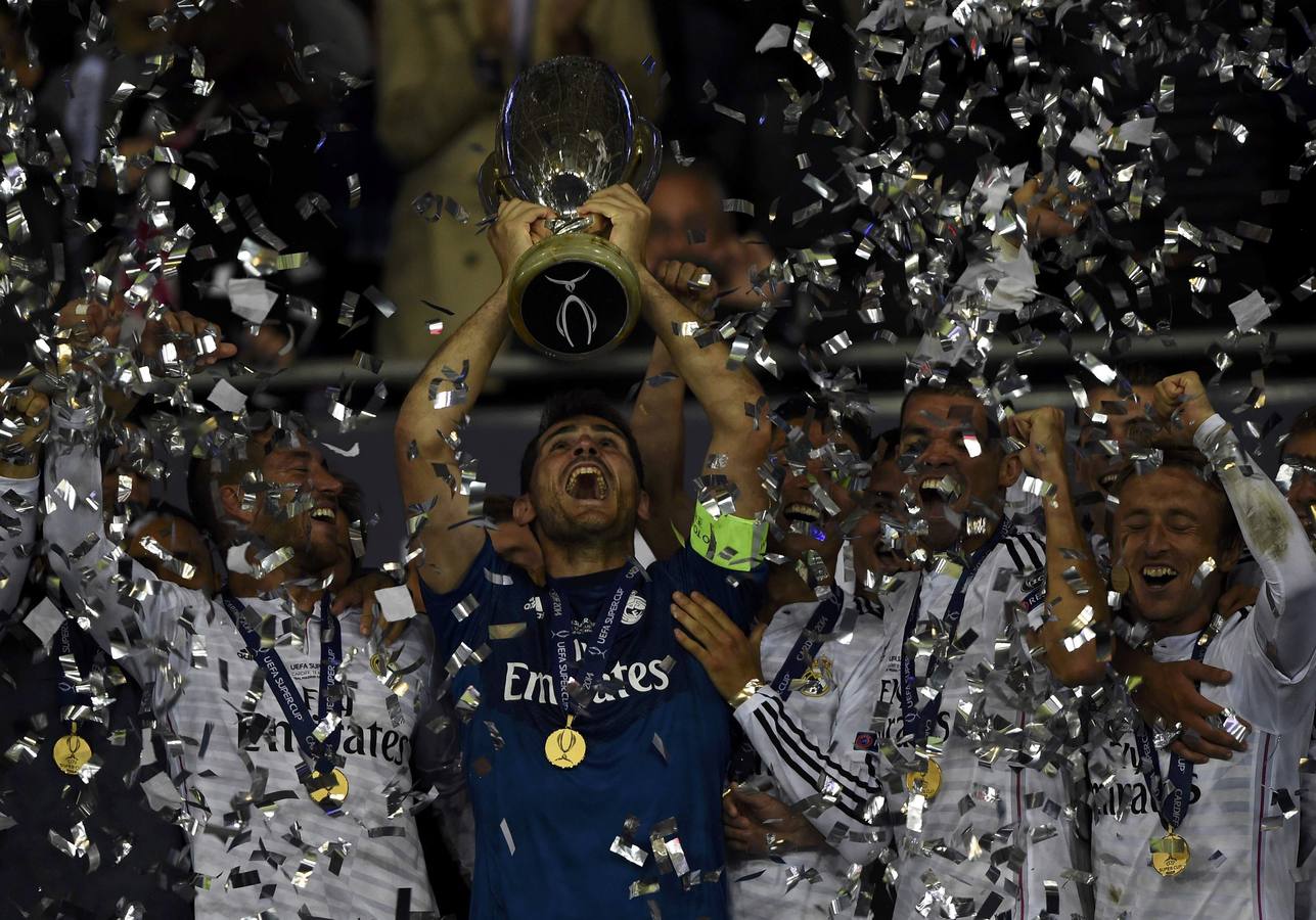 Los jugadores del Real Madrid celebran su victoria.