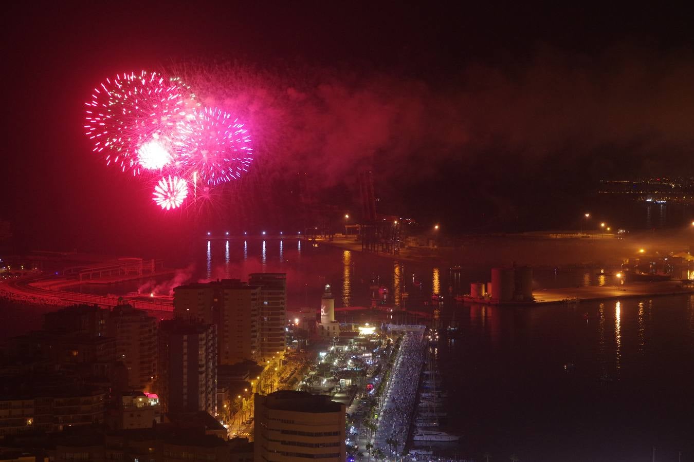 Los fuegos artificiales marcan el inicio de la Feria de Málaga