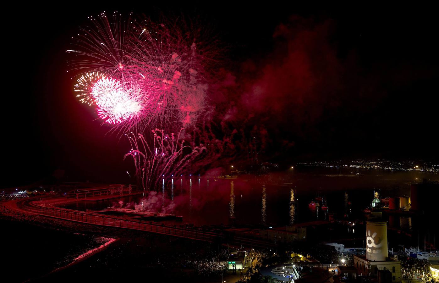 Los fuegos artificiales marcan el inicio de la Feria de Málaga