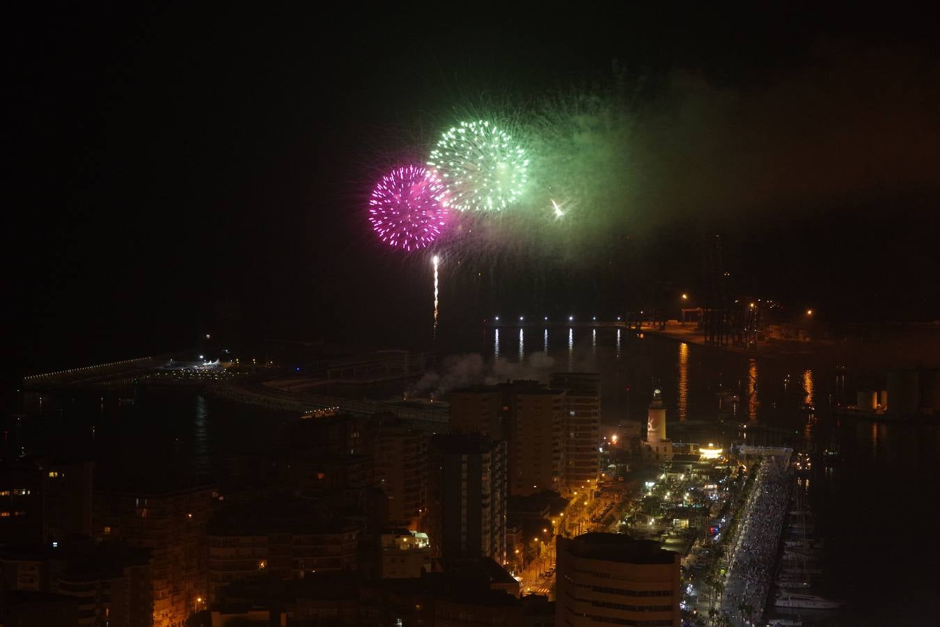 Los fuegos artificiales marcan el inicio de la Feria de Málaga