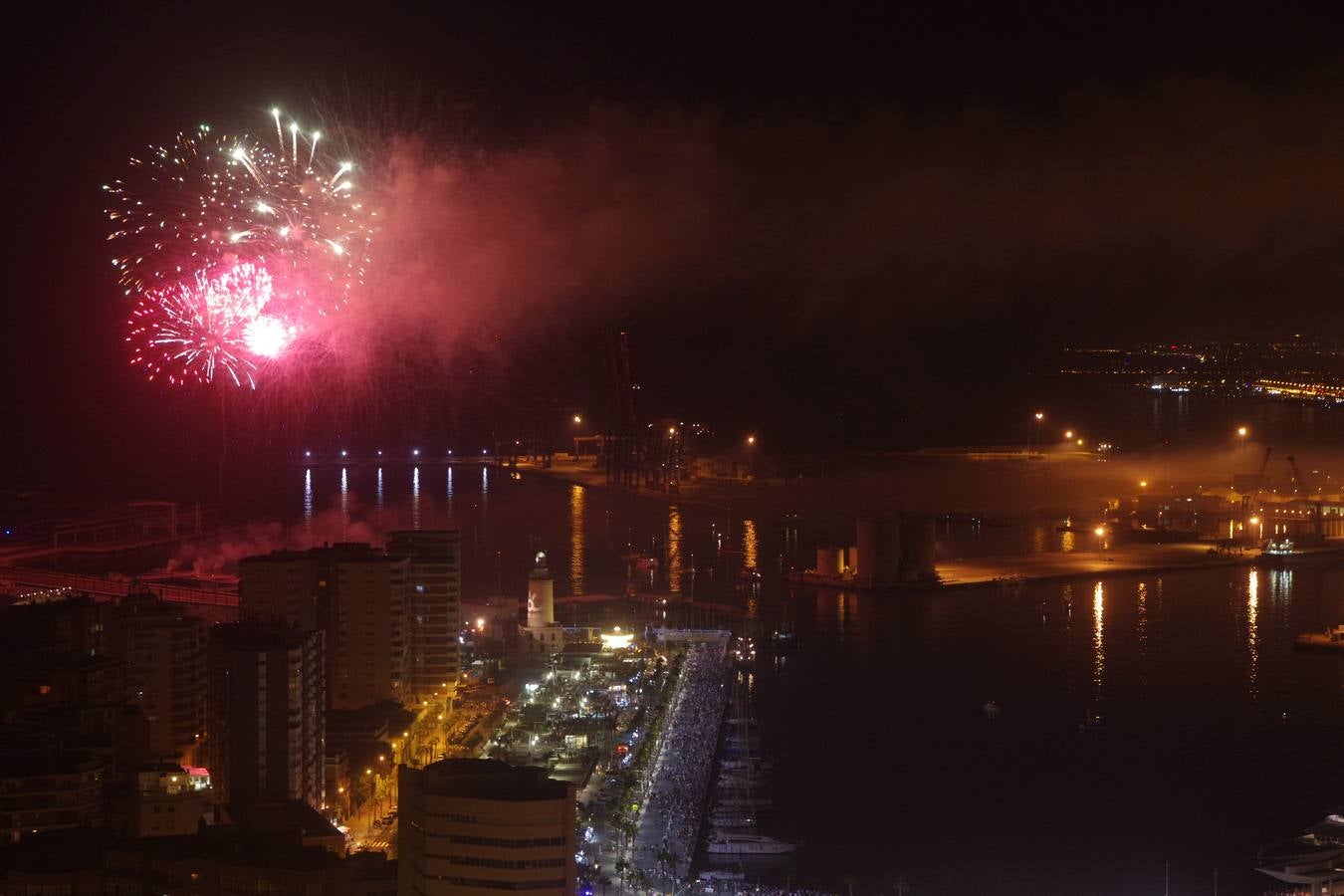 Los fuegos artificiales marcan el inicio de la Feria de Málaga