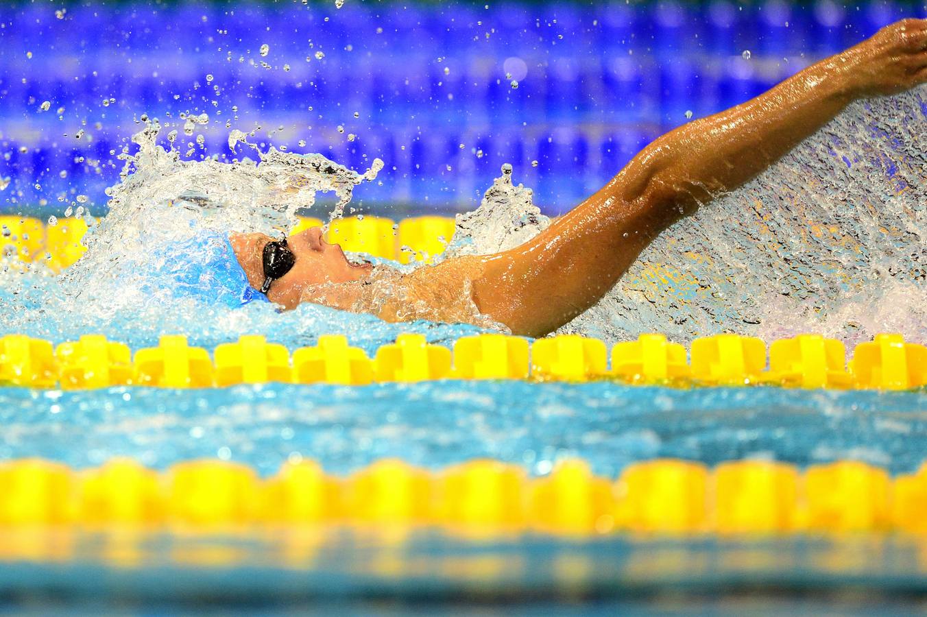 Mireia Belmonte nada de espaldas en la prueba de los 400 metros estilos.