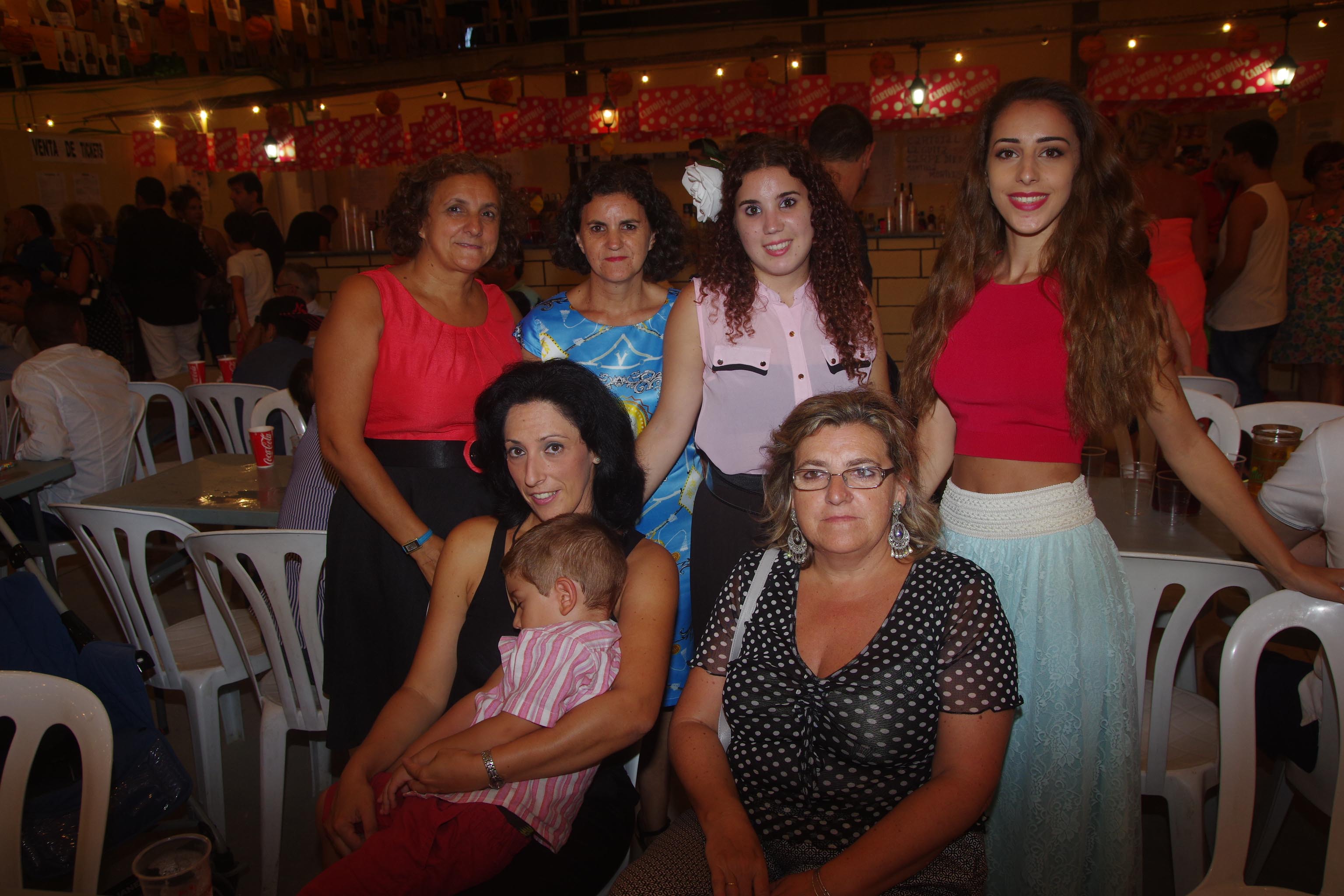 Familias Casado y Valencia en la caseta de la peña Puerta Blanca durante la primera noche de feria en Cortijo de Torres.