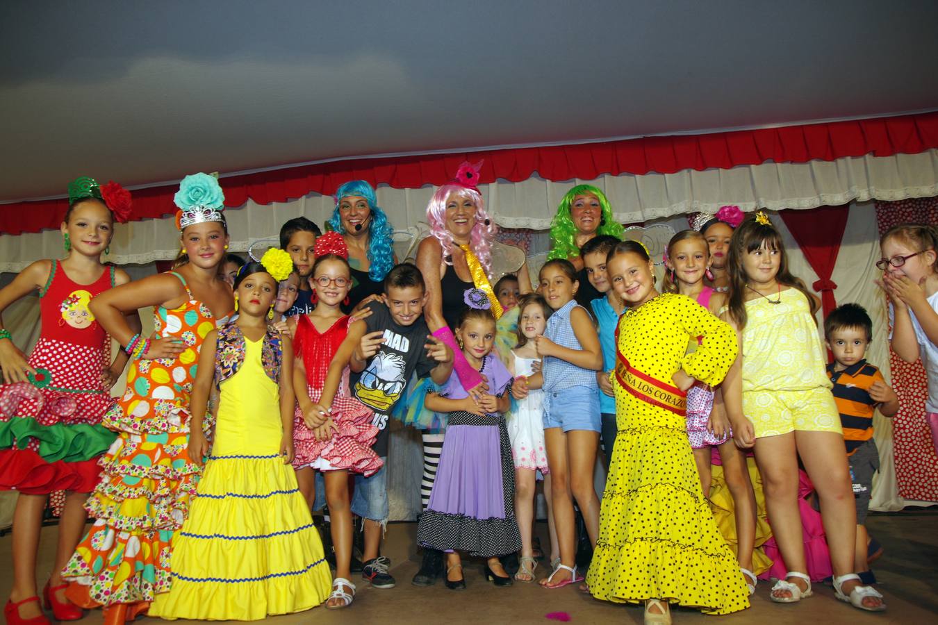 Grupo de niños en la fiesta infantil de la Peña con el grupo ‘Las Tri Marys’ (Peña Los Corazones).