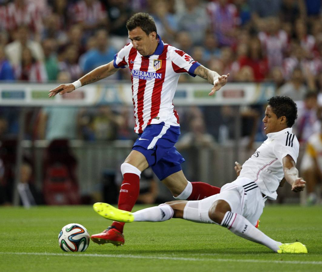 Varane trata de frenar a Mandzukic.