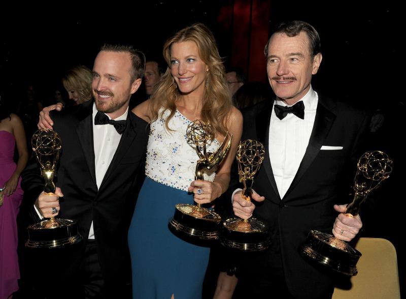 Los protagonistas de 'Breaking Bad', Aaron Paul, Anna Gunn y Bryan Cranston, con sus respectivos premios.