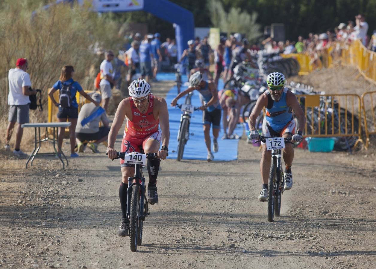 Las mejores imágenes del triatlón cross Xterra de La Viñuela-Costa del Sol