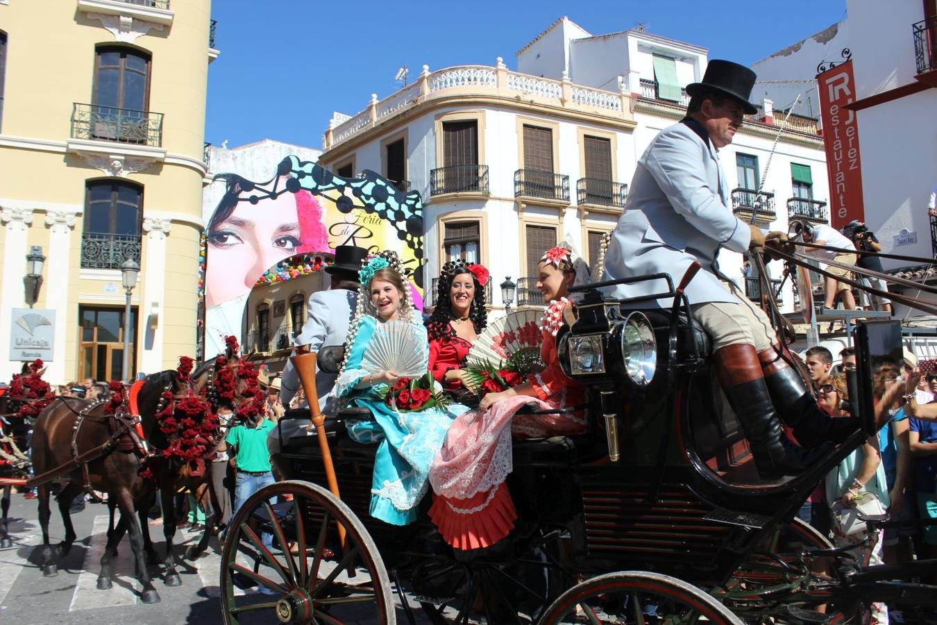 Las damas goyescas a su llegada a la plaza.
