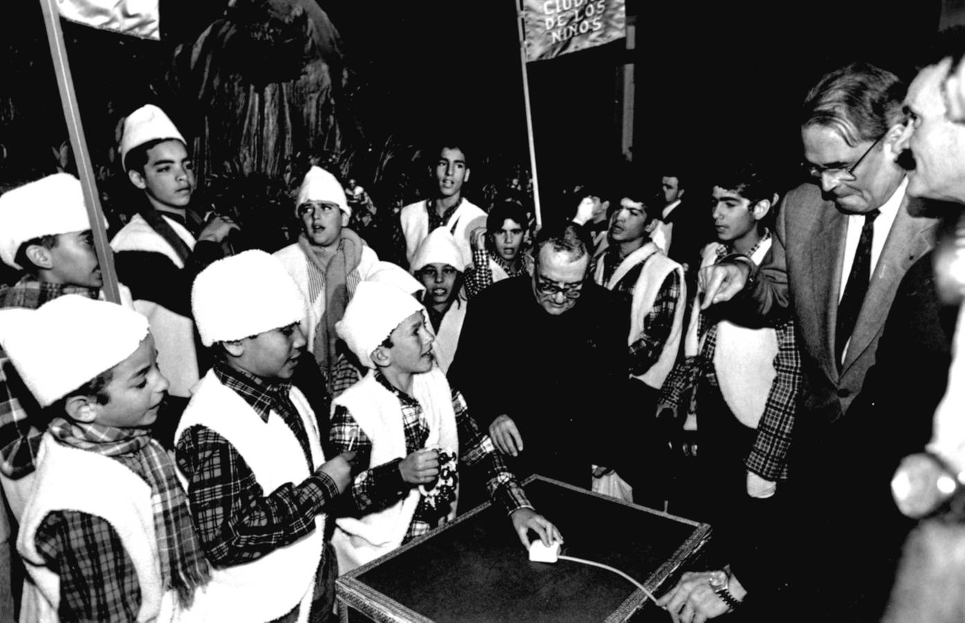 Ciudad de los Niños (1993). Pastoral de la Ciudad de los Niños inaugurando la iluminación del Belén municipal en el Ayuntamiento. En la foto, de d. a i., Francisco Puente, Pedro Aparicio y el Hermano Escobar. 4 de diciembre de 1993.