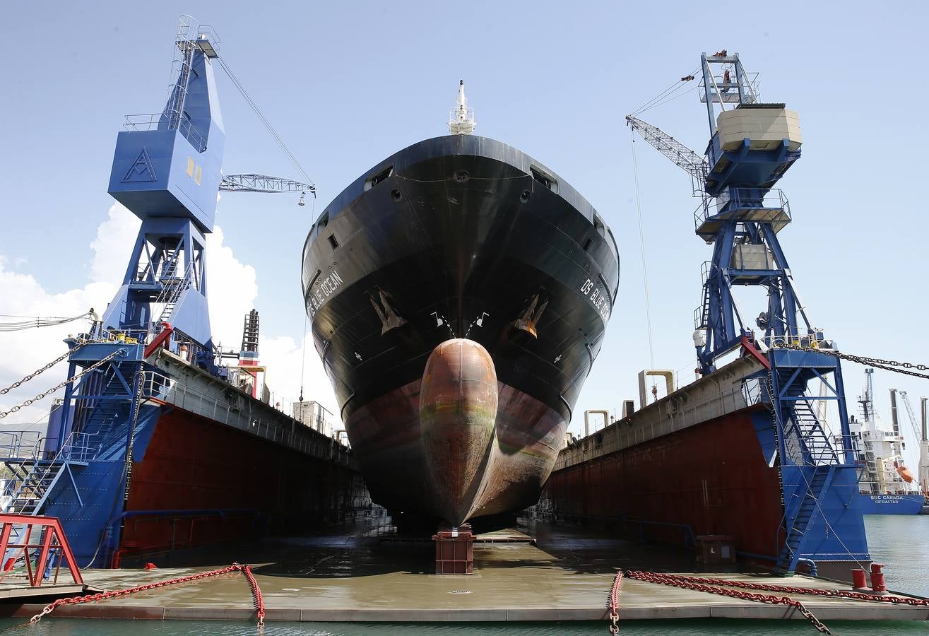 Reparación de un buque en los astilleros Mario López.