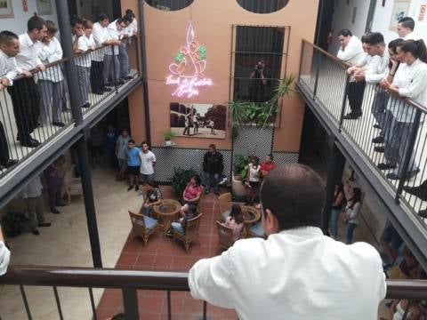 La Cónsula no puede comenzar el curso por falta de dinero.