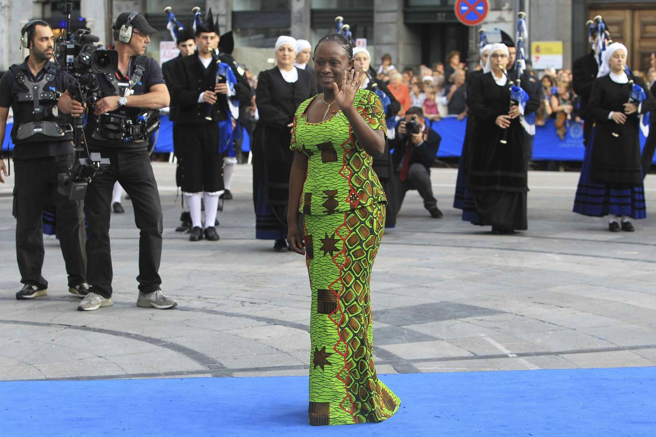 La periodista congoleña Caddy Adzuba, Premio Príncipe de Asturias a la Concordia, a su llegada a la ceremonia de entrega de estos galardones celebrada en el Teatro Campoamor de Oviedo.