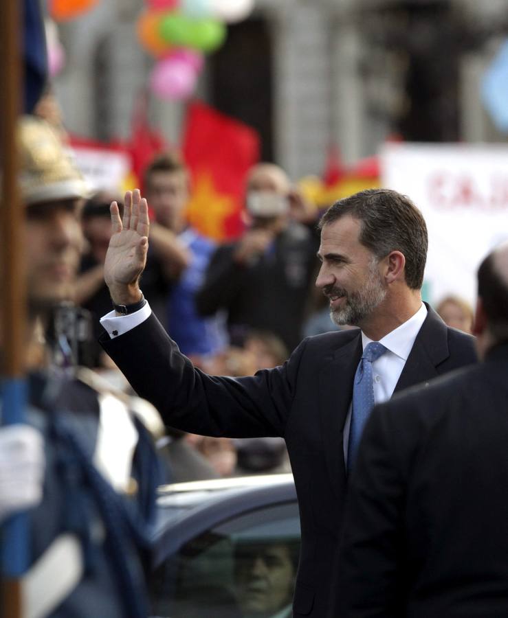 El rey Felipe VI, a su llegada a la ceremonia de entrega de los Premios Príncipe de Asturias 2014.