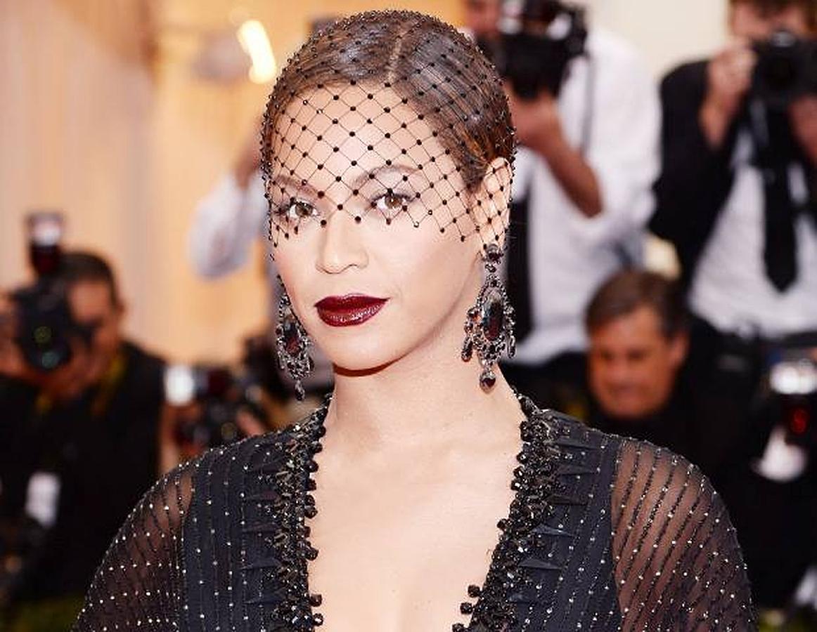 Beyoncé, labial oscuro para la noche. Aporta una elegancia sublime que intensifica con el ‘total look’ en negro. La cantante utiliza un maquillaje muy suave únicamente acentuado por el color de labios