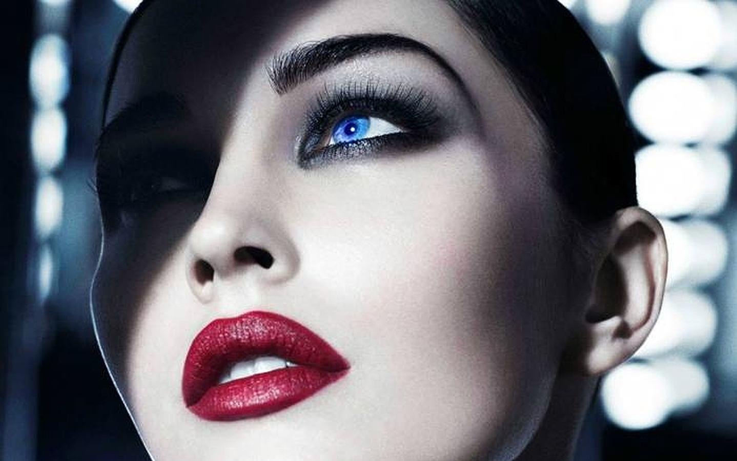 Labios oscuros, ¿Ojos ahumados?. Así lo lleva Megan Fox, aunque en determinadas ocasiones un maquillaje recargado puede resultar excesivo e inadecuado para la ocasión