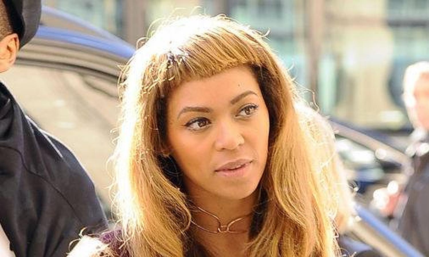Los peinados de Beyoncé. Sorprendente fue este peinado con flequillo ultra corto que lució recientemente. No es de los que más favorecen a la artista