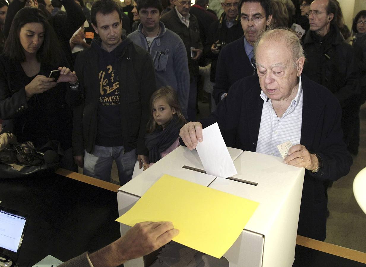 El expresidente catalán Jordi Pujol deposita su papeleta.