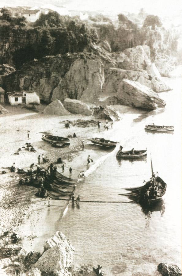 Pescadores faenando en la playa de Calahonda (años 50).