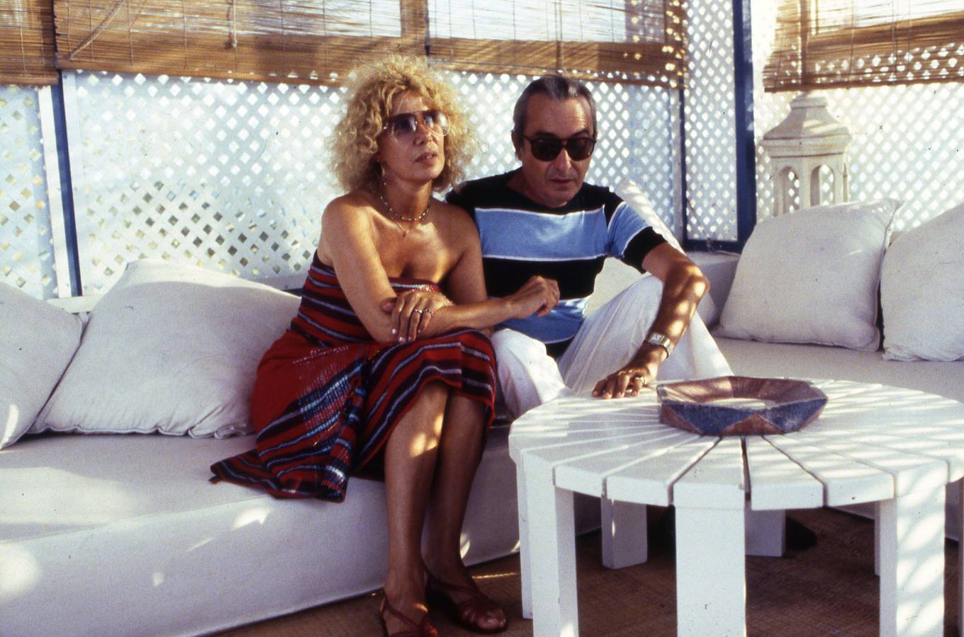 La Duquesa de Alba, posa junto a su marido, Jesus Aguirre, en su casa de Marbella (1982). 