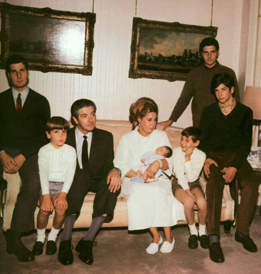 El matrimonio tuvo seis hijos: Carlos, Alfonso, Jacobo, Fernando, Cayetano y Eugenia Martínez de Irujo y Fitz-James Stuart.