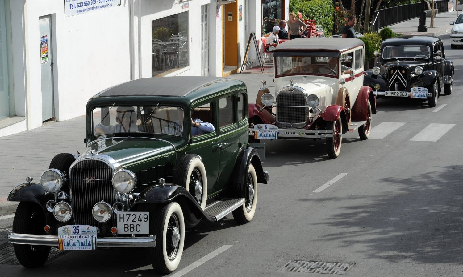 Medio centenar de coches antiguos recorren la Costa del Sol
