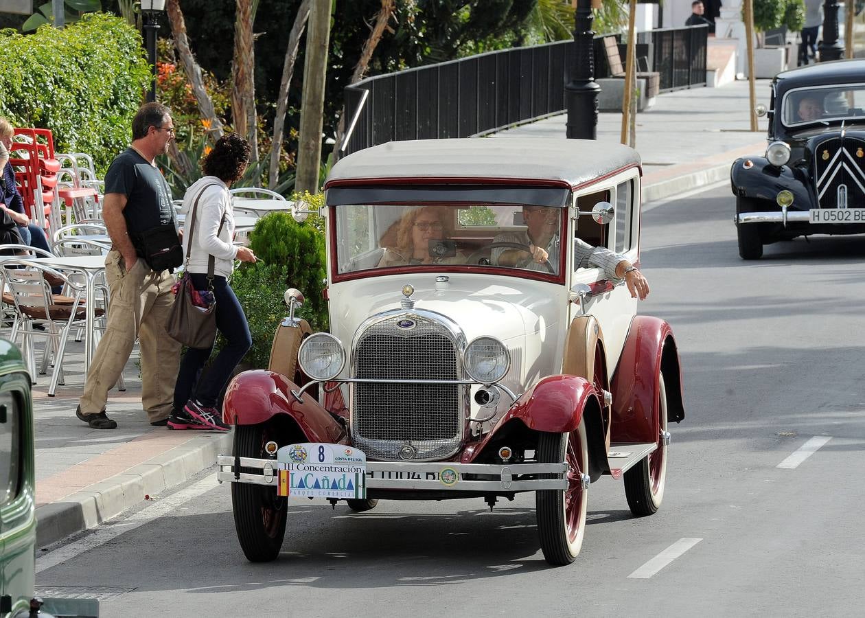 Medio centenar de coches antiguos recorren la Costa del Sol