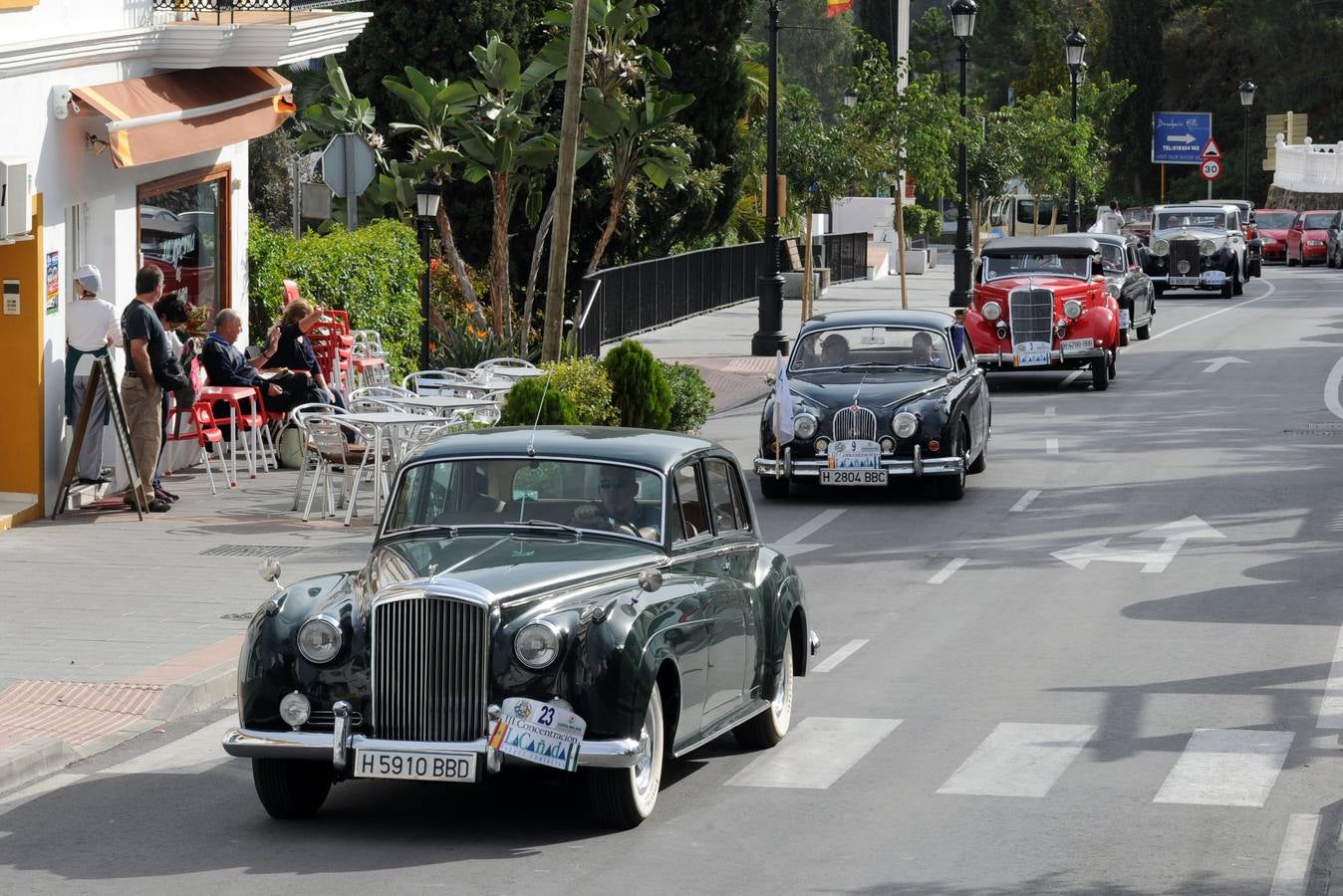 Medio centenar de coches antiguos recorren la Costa del Sol