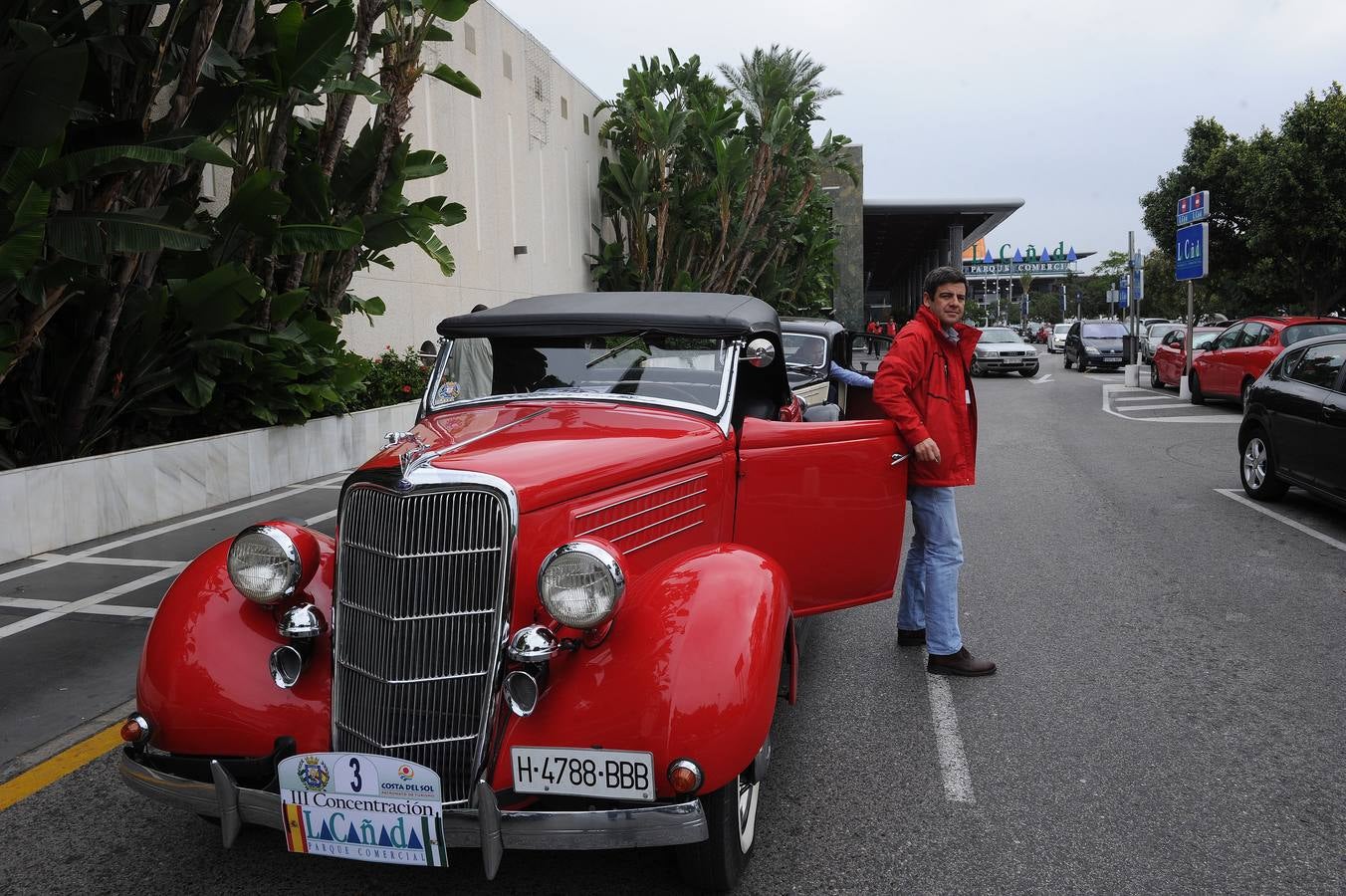 Medio centenar de coches antiguos recorren la Costa del Sol