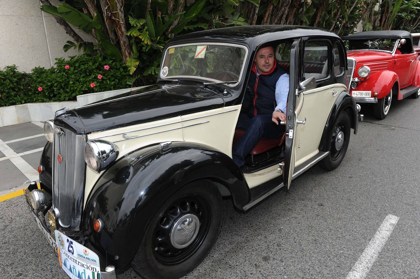 Medio centenar de coches antiguos recorren la Costa del Sol