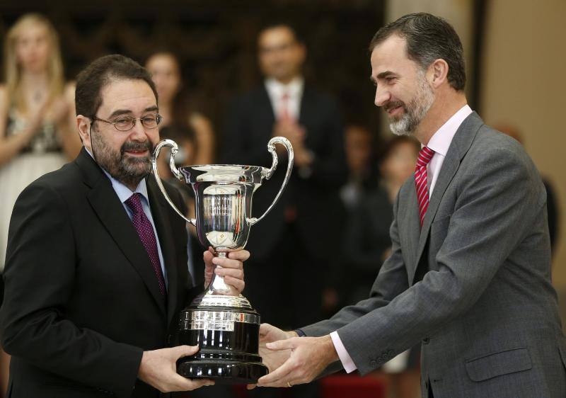 El realizador de televisión Víctor Santamaría (i) recibe el Premio Nacional a las Artes y las Ciencias Aplicadas al Deporte de manos del Rey don Felipe.