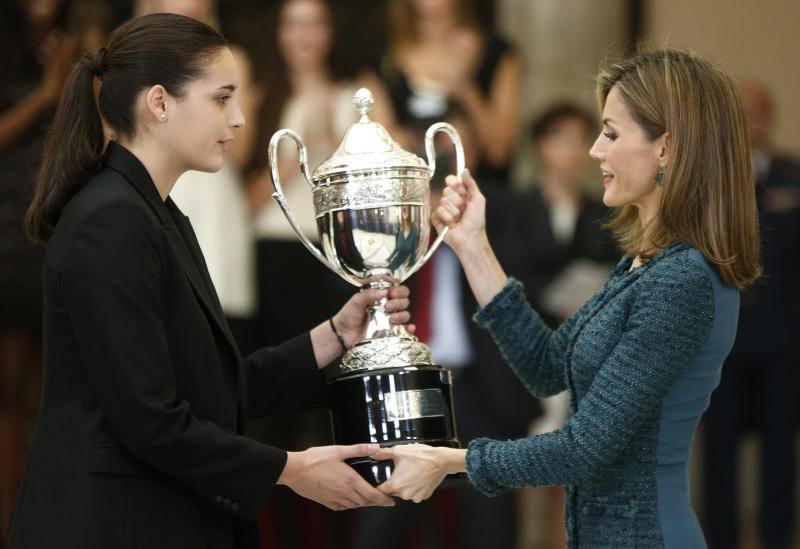 La jugadora de baloncesto Ángeles Salvadores recibe de manos de la Reina Letizia el Premio Princesa de Asturias.