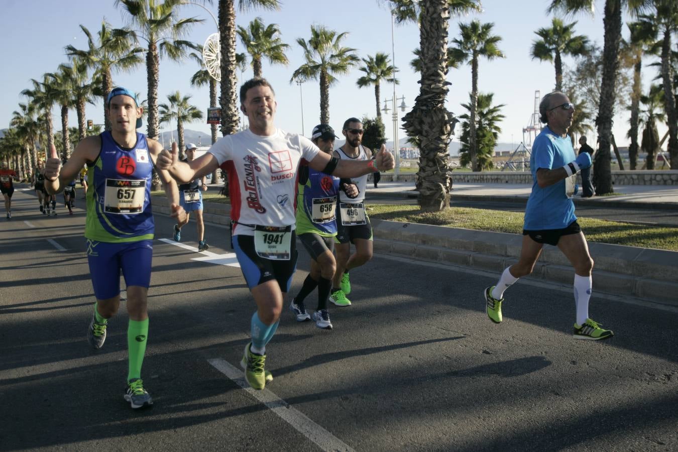 El V Maratón de Málaga a su paso por la calle Pacífico