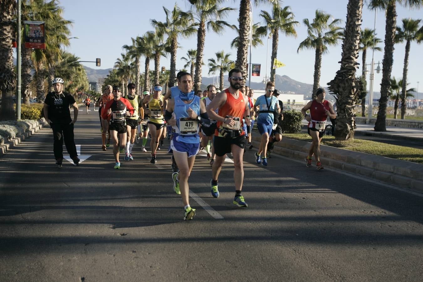 El V Maratón de Málaga a su paso por la calle Pacífico