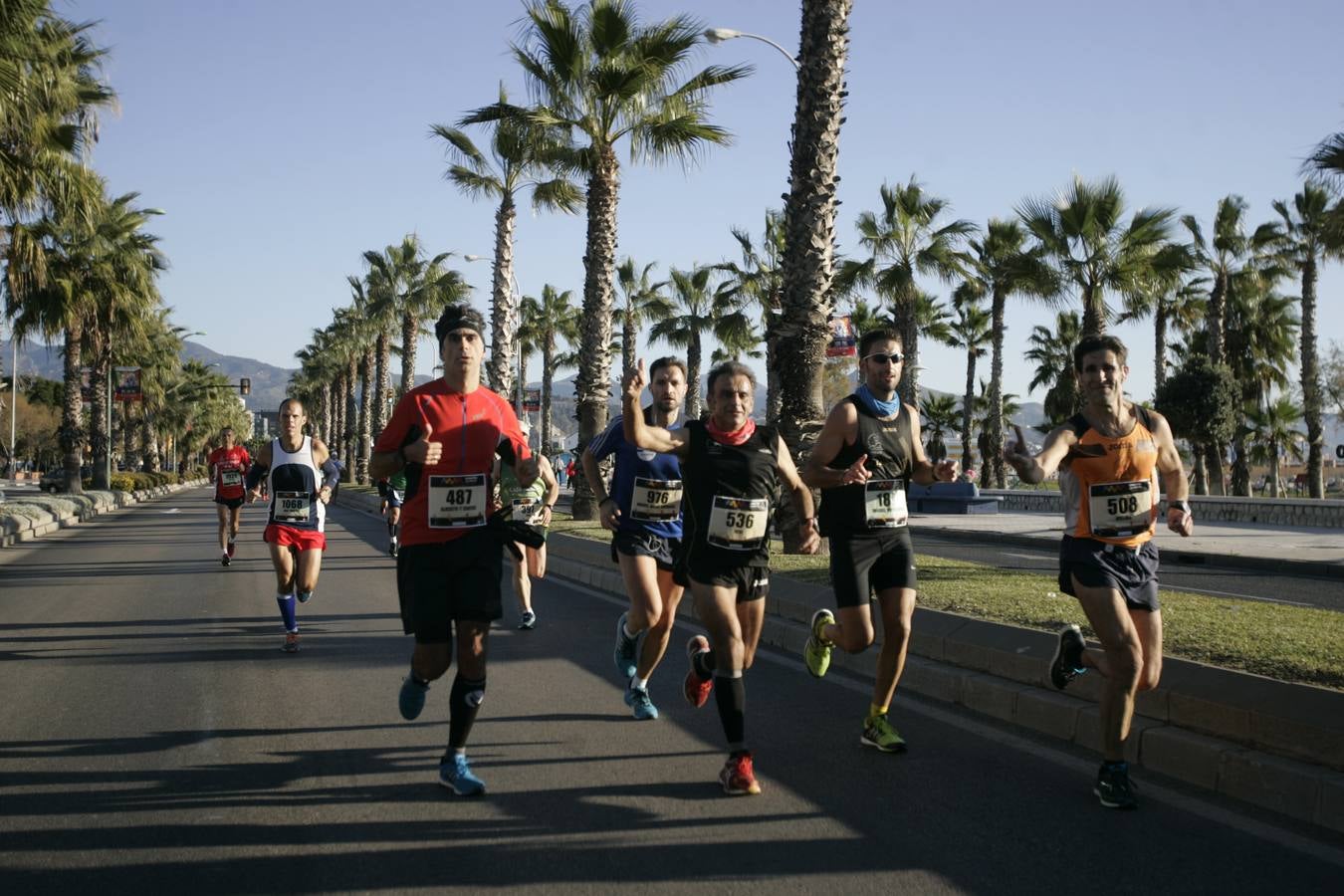 El V Maratón de Málaga a su paso por la calle Pacífico