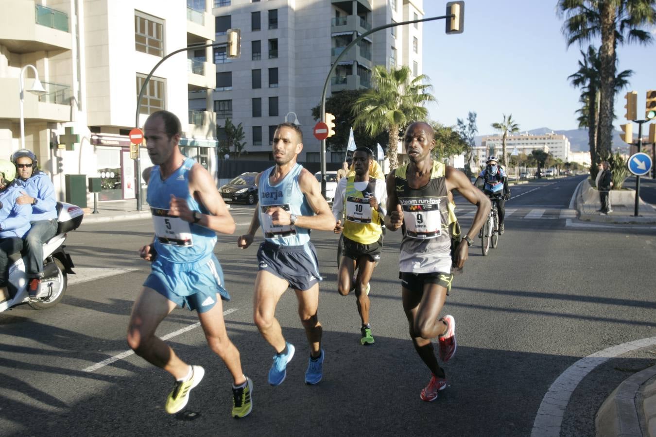 El V Maratón de Málaga a su paso por la calle Pacífico