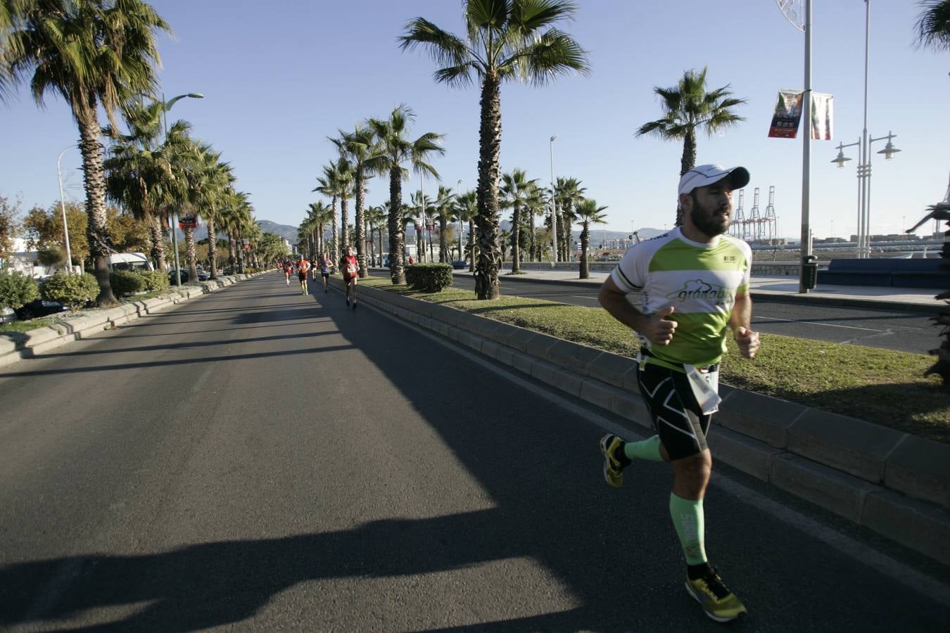 El V Maratón de Málaga a su paso por la calle Pacífico