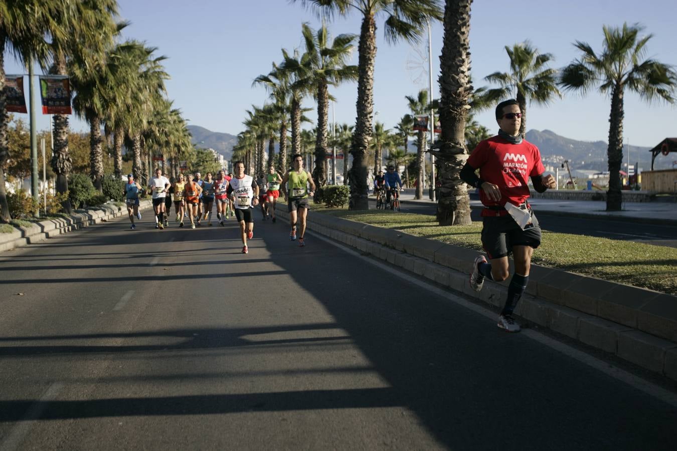El V Maratón de Málaga a su paso por la calle Pacífico