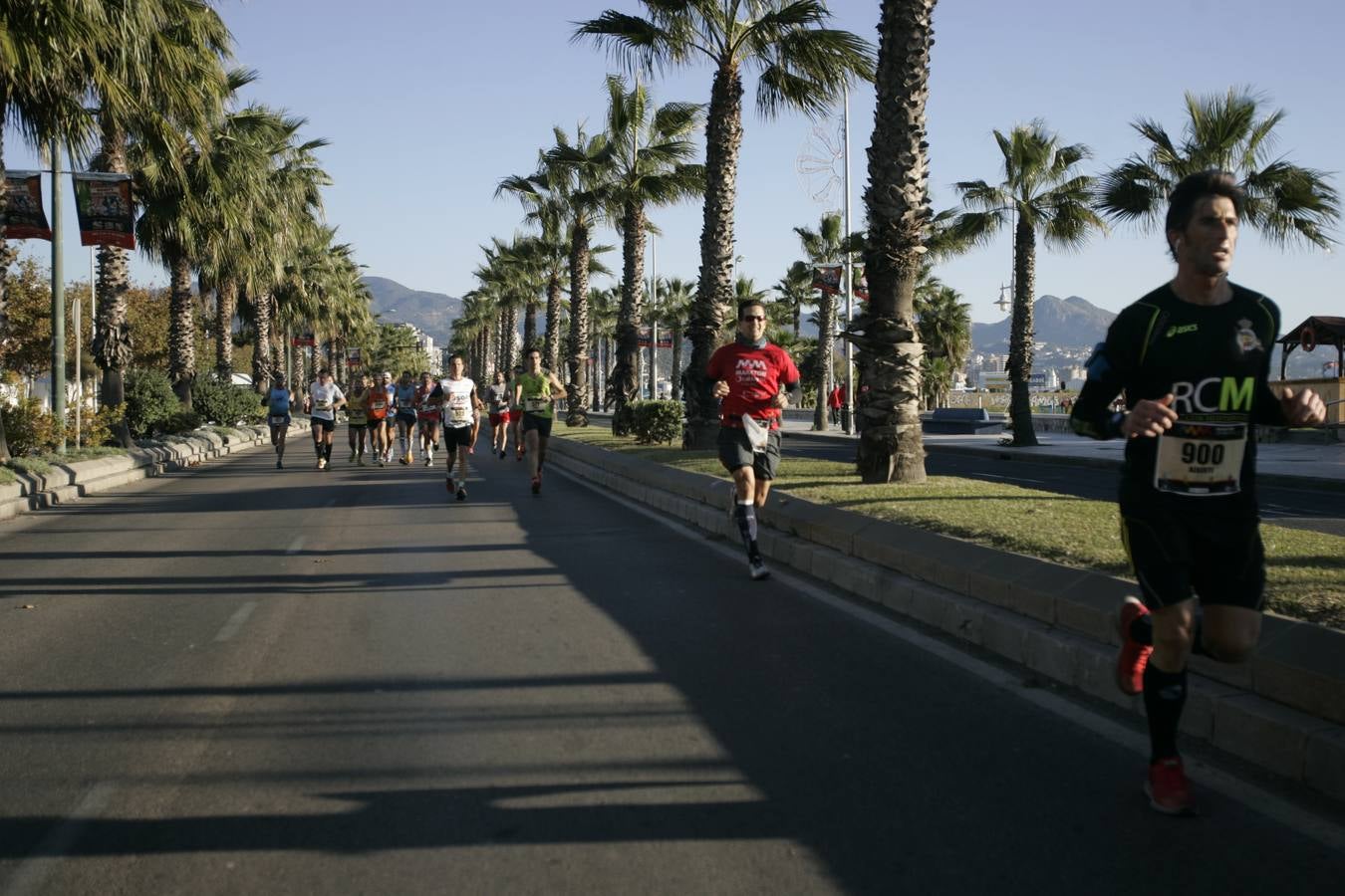 El V Maratón de Málaga a su paso por la calle Pacífico