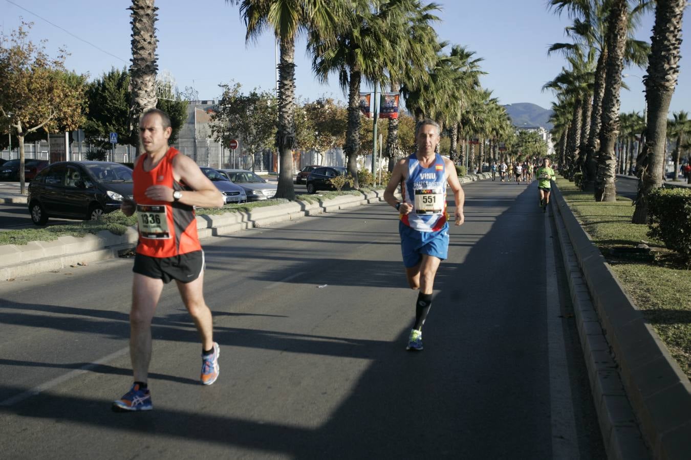 El V Maratón de Málaga a su paso por la calle Pacífico