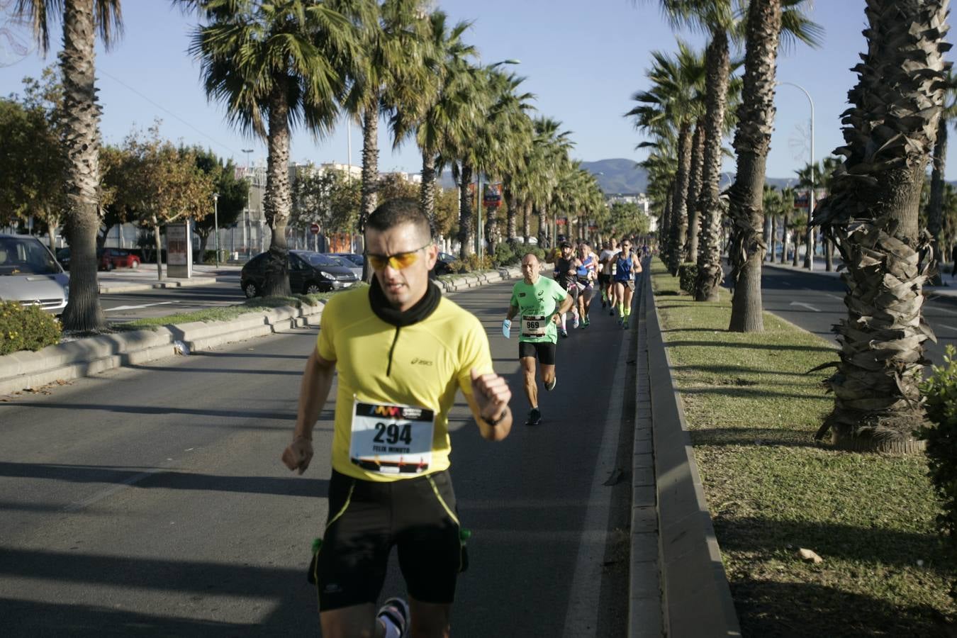 El V Maratón de Málaga a su paso por la calle Pacífico