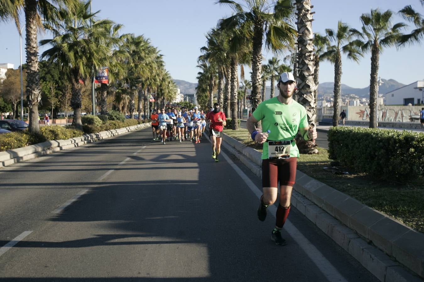 El V Maratón de Málaga a su paso por la calle Pacífico