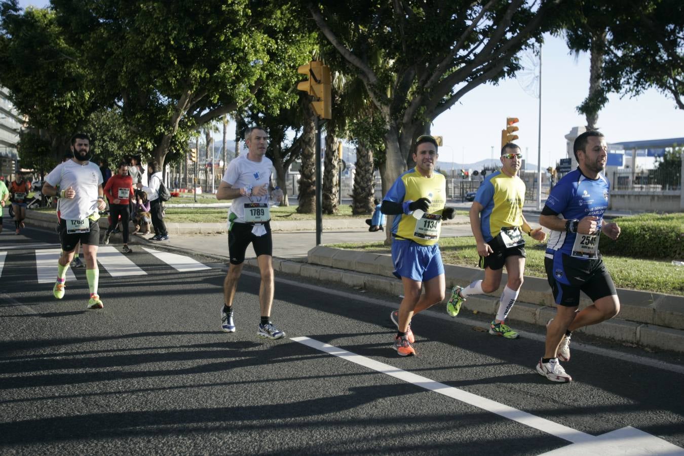 El V Maratón de Málaga a su paso por la calle Pacífico (IV)