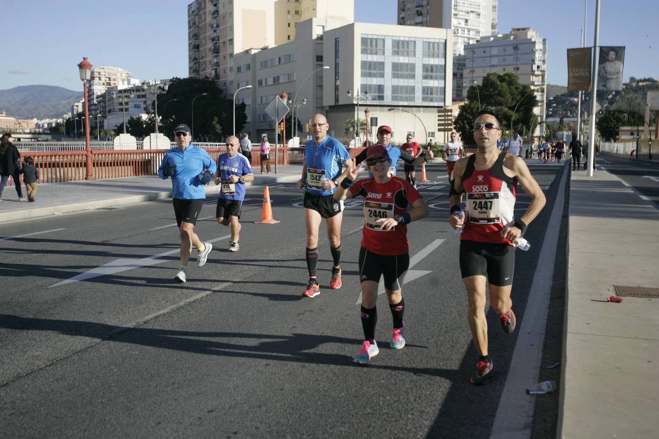 El V Maratón de Málaga a su paso por la calle Pacífico (IV)